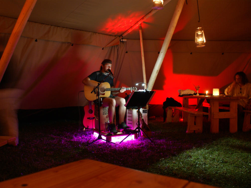 Feiern mit Musik im Tipi